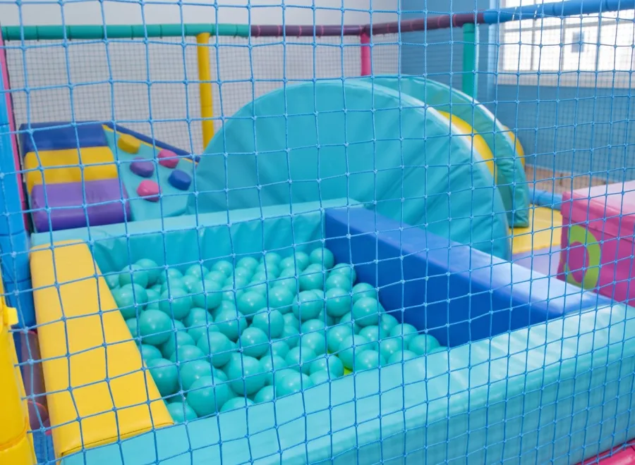 Alberca de pelotas turquesa en juegos infantiles
