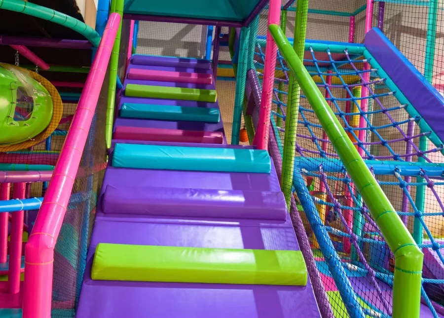 Escalera tobogán multicolor de juegos infantiles