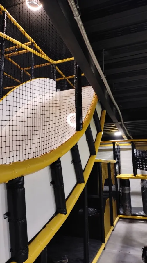 Estructura modular de red amarilla en juegos infantiles