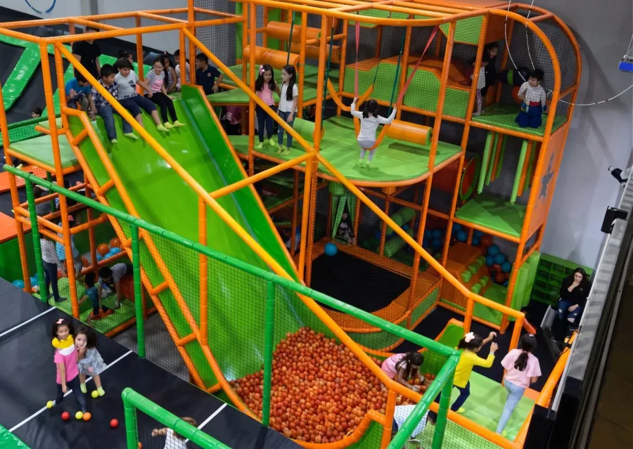 Juegos infantiles modulares para interior instalados por Play Idea