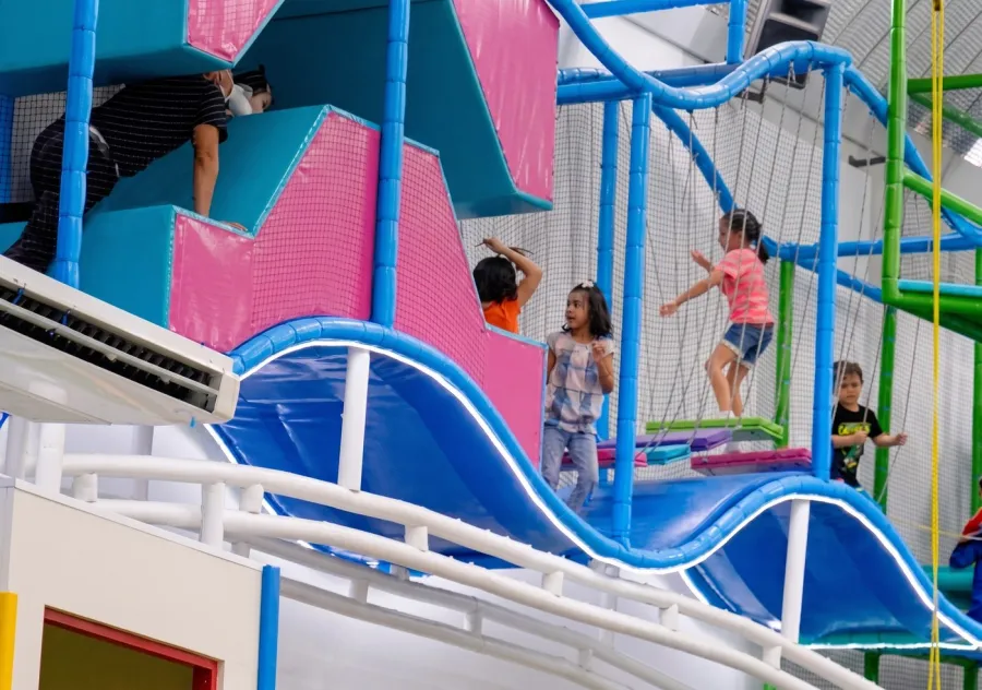 Niños jugando en resbaladillas de juegos modulares