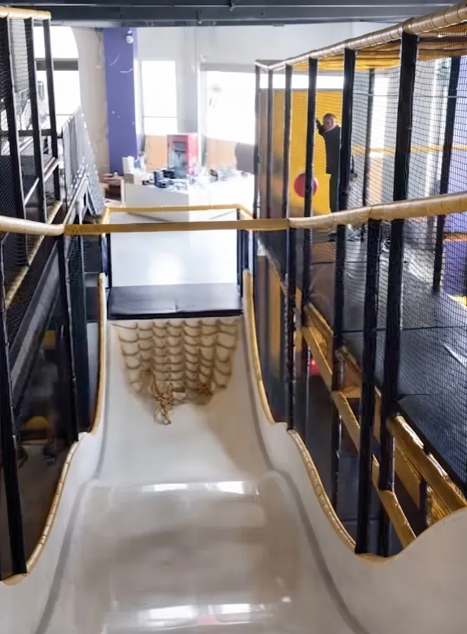 Mega tobogán con muro de escalada en juegos infantiles modulares