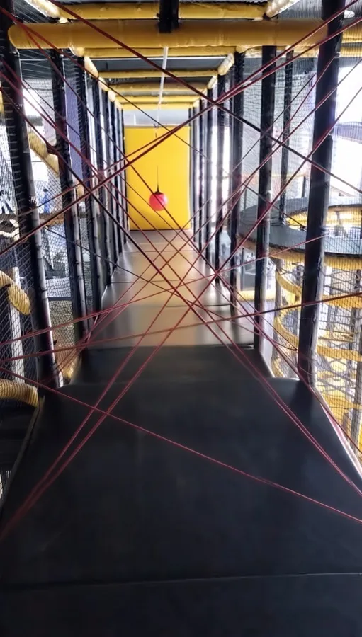 Puente de cuerdas en laberinto de juegos infantiles