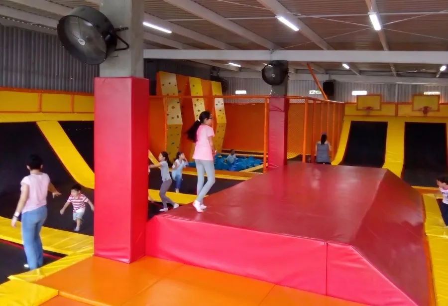 Zona de brincolines con niños jugando